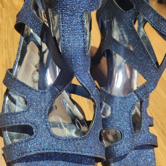 Easy Street Alive5 Blue Shimmer Heels, Size 7M - Picture 2 of 8